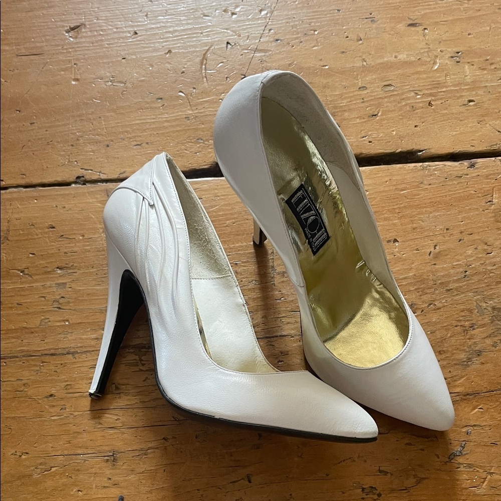 New real vintage Enzo White Pointed Toe Stiletto Pumps made in Italy